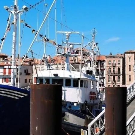 Confortable En Plein Centre De Saint-jean-de-luz, A Deux Pas De La Et Des Commerces - Fr-1-239-586